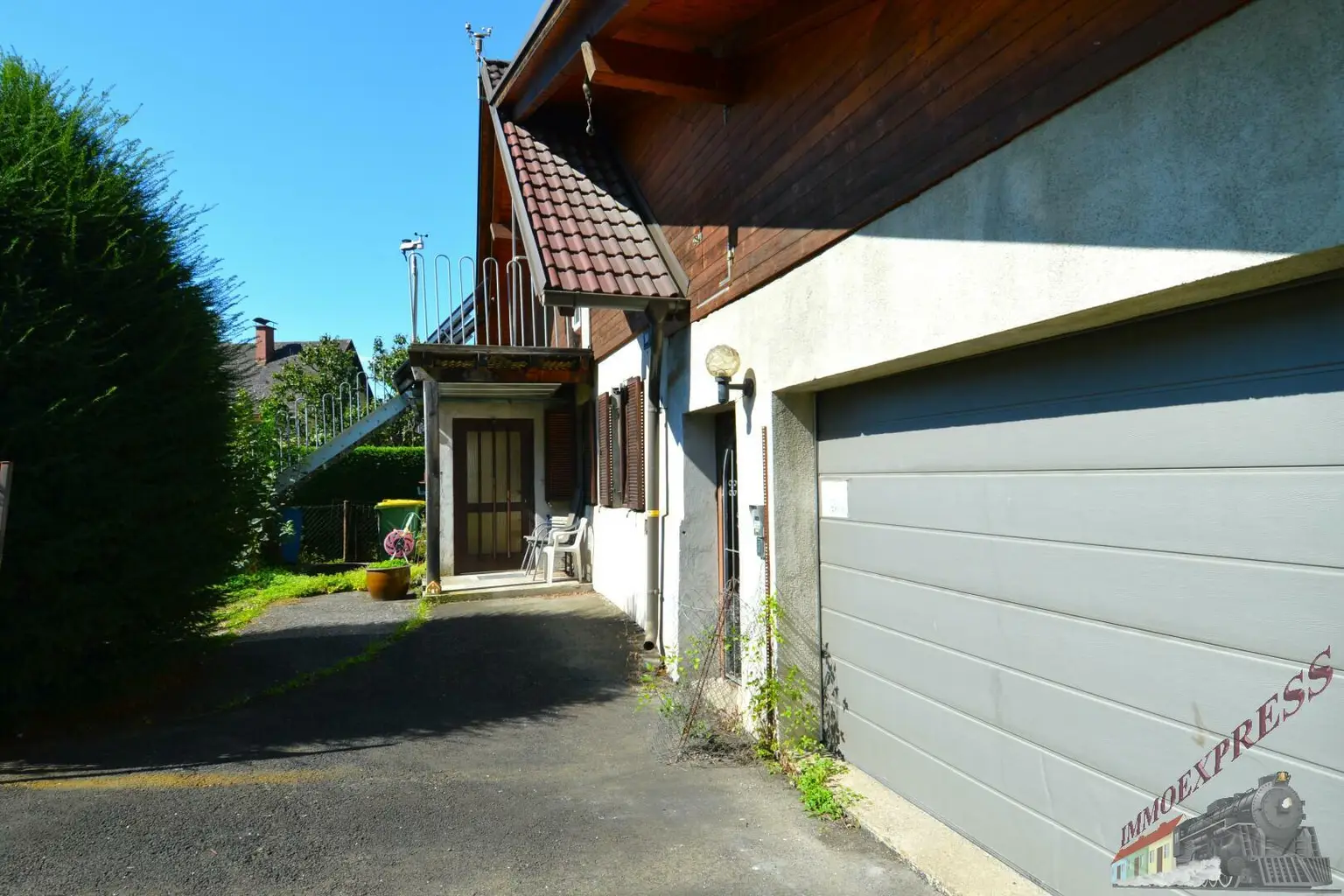 Ein-/ Zweifamilienhaus mit viel Potential - 3 Garagen - 1.368 m² - getrennte Eingänge