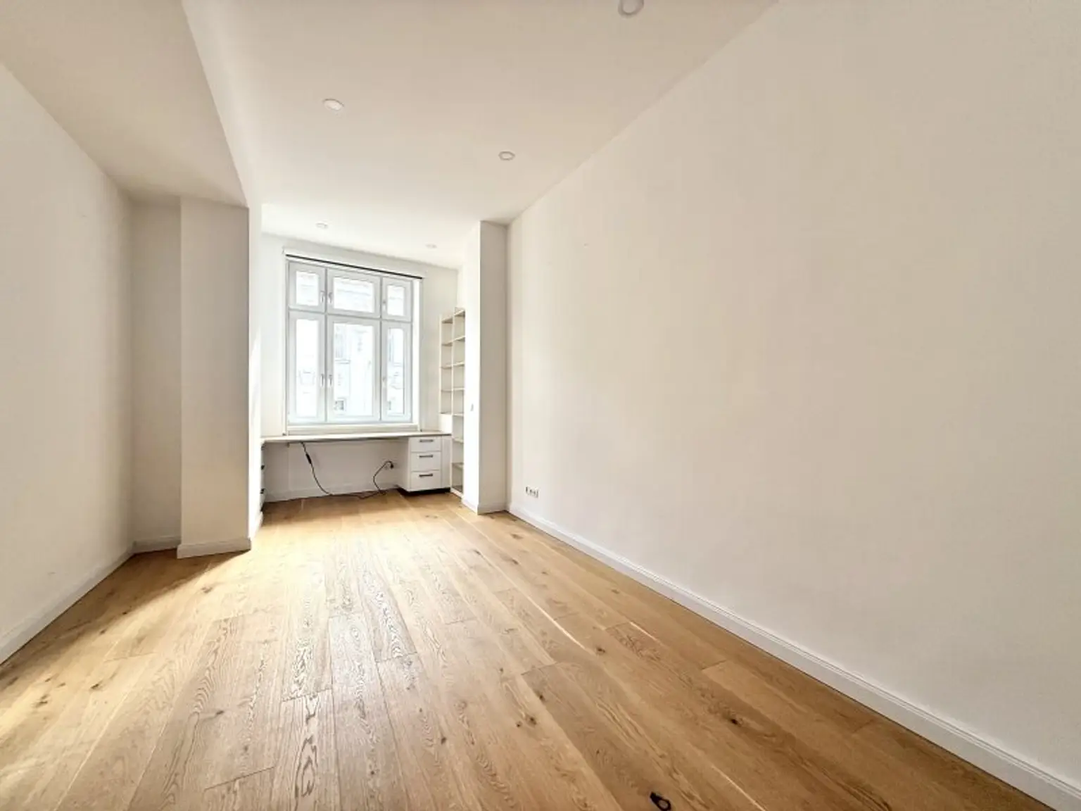 TOP LAGE SIEVERING: Sonnige, kernsanierte Wohnung I Kochinsel & Kamin I Fußbodenheizung & Sonnenschutz I großzügiges & helles Badezimmer I nähe Obkirchergasse