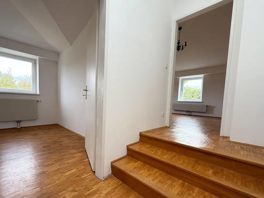 Exklusives Dachgeschoß-Juwel in historischem Gebäude mit großem Gartenanteil