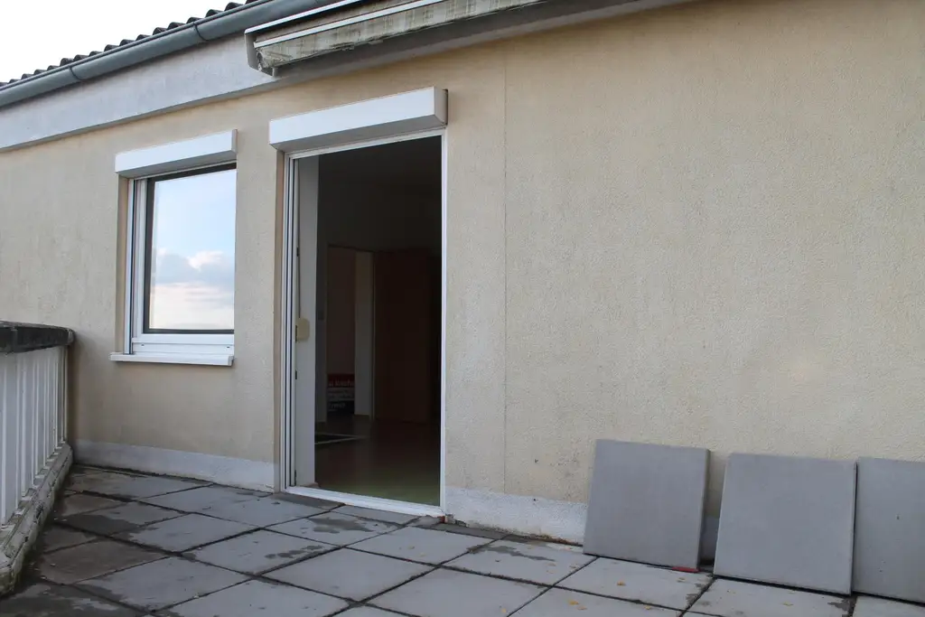 "helle Wohnung mit großer Terrasse!"