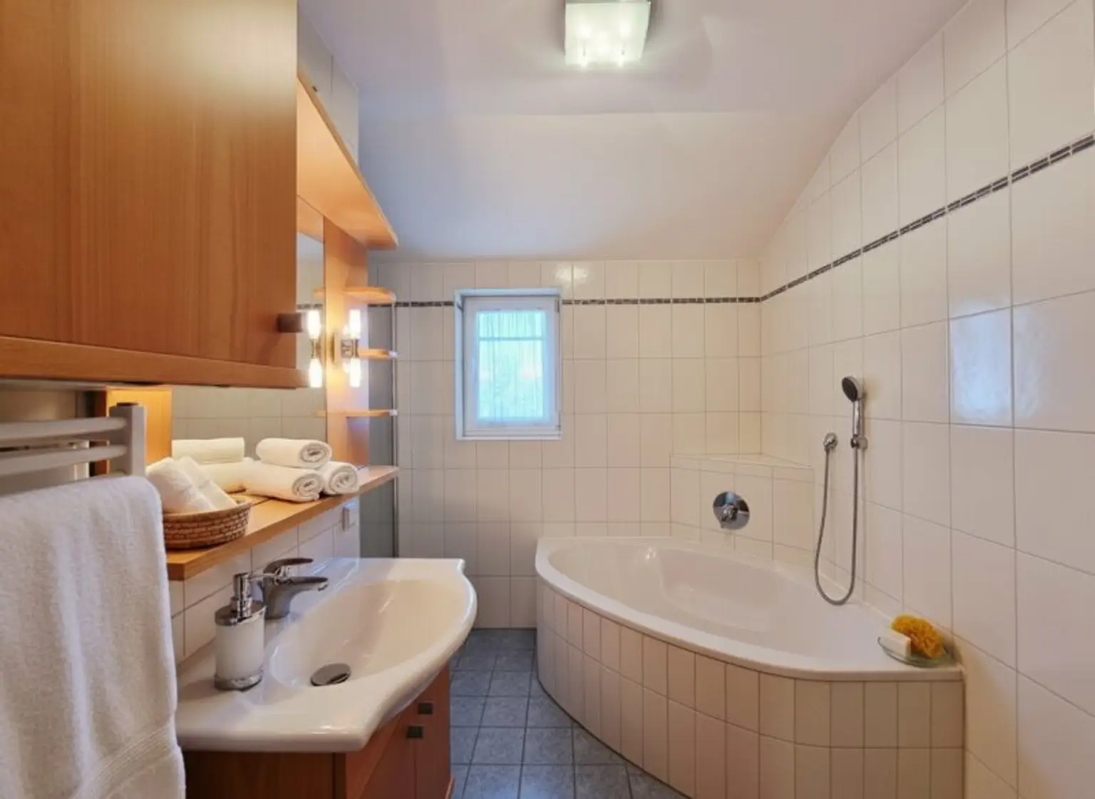 Naturnahes Wohnen mit exklusivem Extra: Schwimmteich in der Anlage