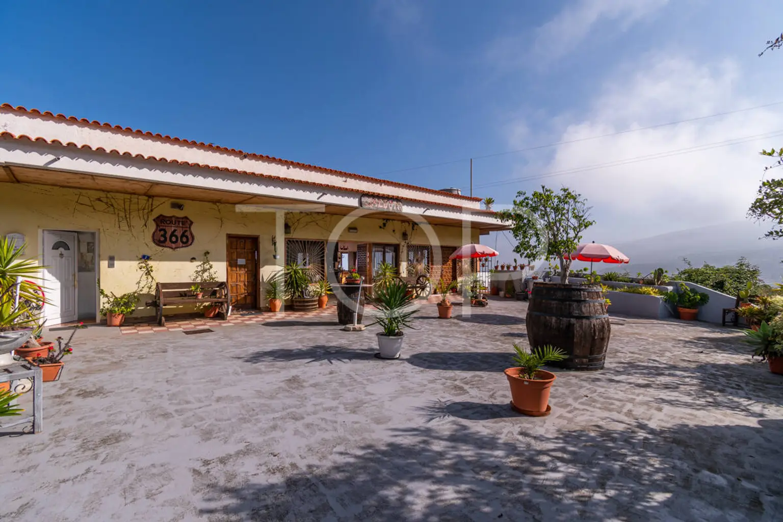 freistehende Immobilie mit spektakulärem Ausblick, drei Apartments, Restaurant und großen Garten