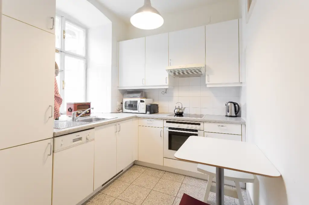 Stilvolle 3-Zimmer-Altbauwohnung in zentraler Lage im 5. Bezirk – möbliert