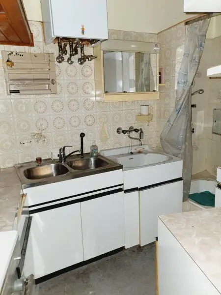 Unsanierte Wohnung in einem wunderschön sanierten Stilaltbau - Gaußplatz/Augarten