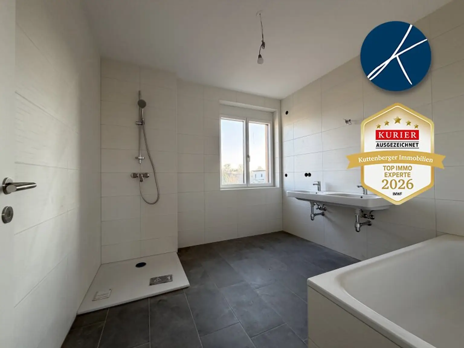 Bad mit Wanne und Dusche