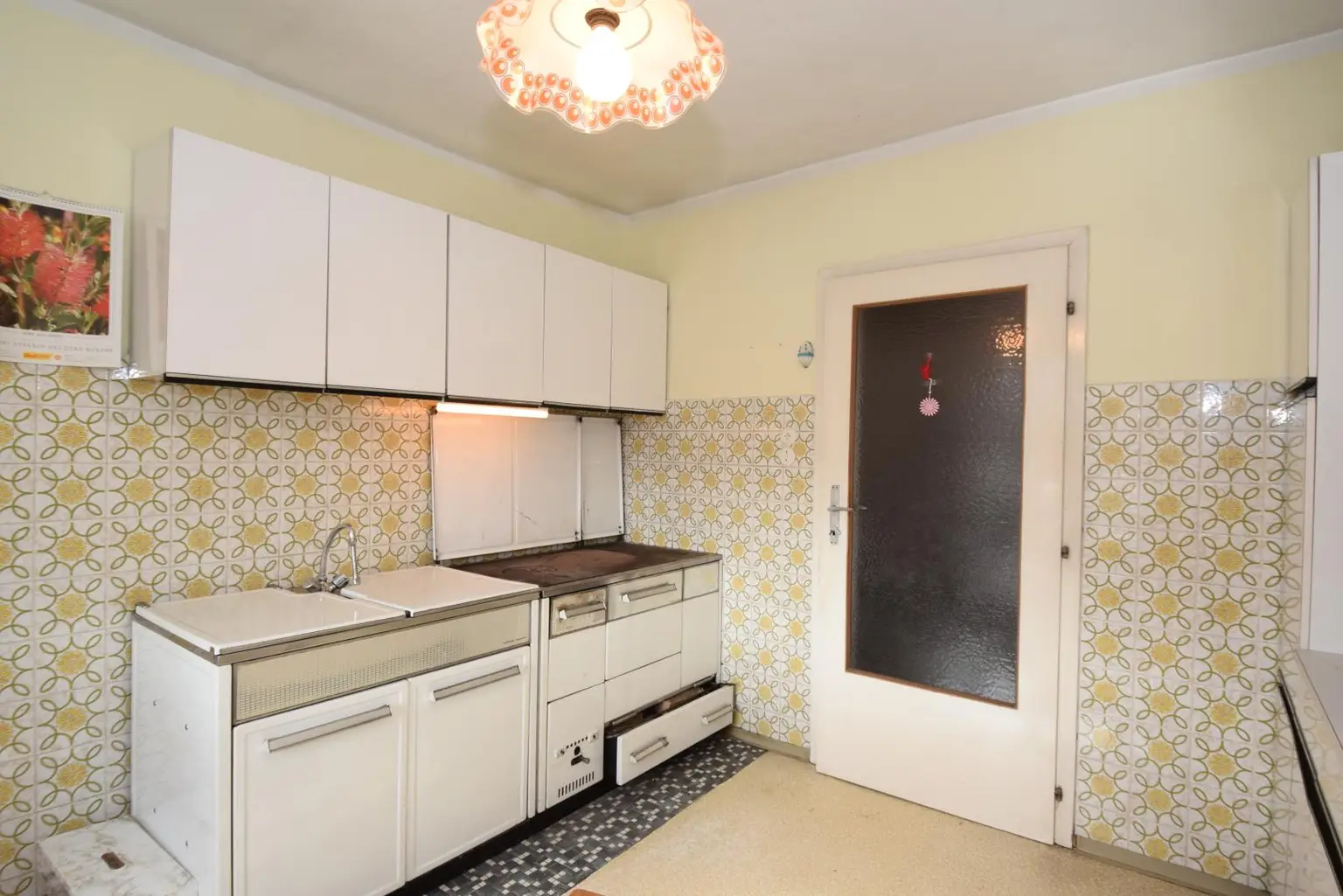 Küchenzeile mit Küchenherd