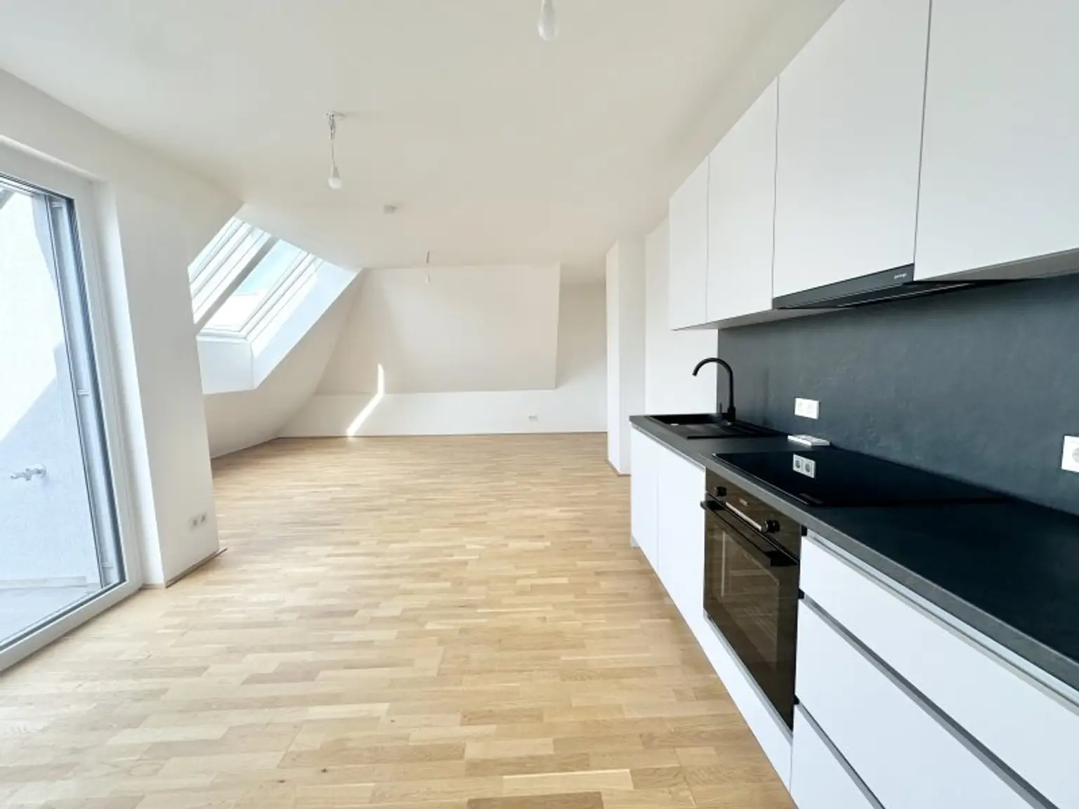 AB SOFORT BEZIEHBAR!! Traumhafte Dachgeschosswohnung inkl. sehr großer Terrasse! Tolle Anbindung - U1 Kagranerplatz!!