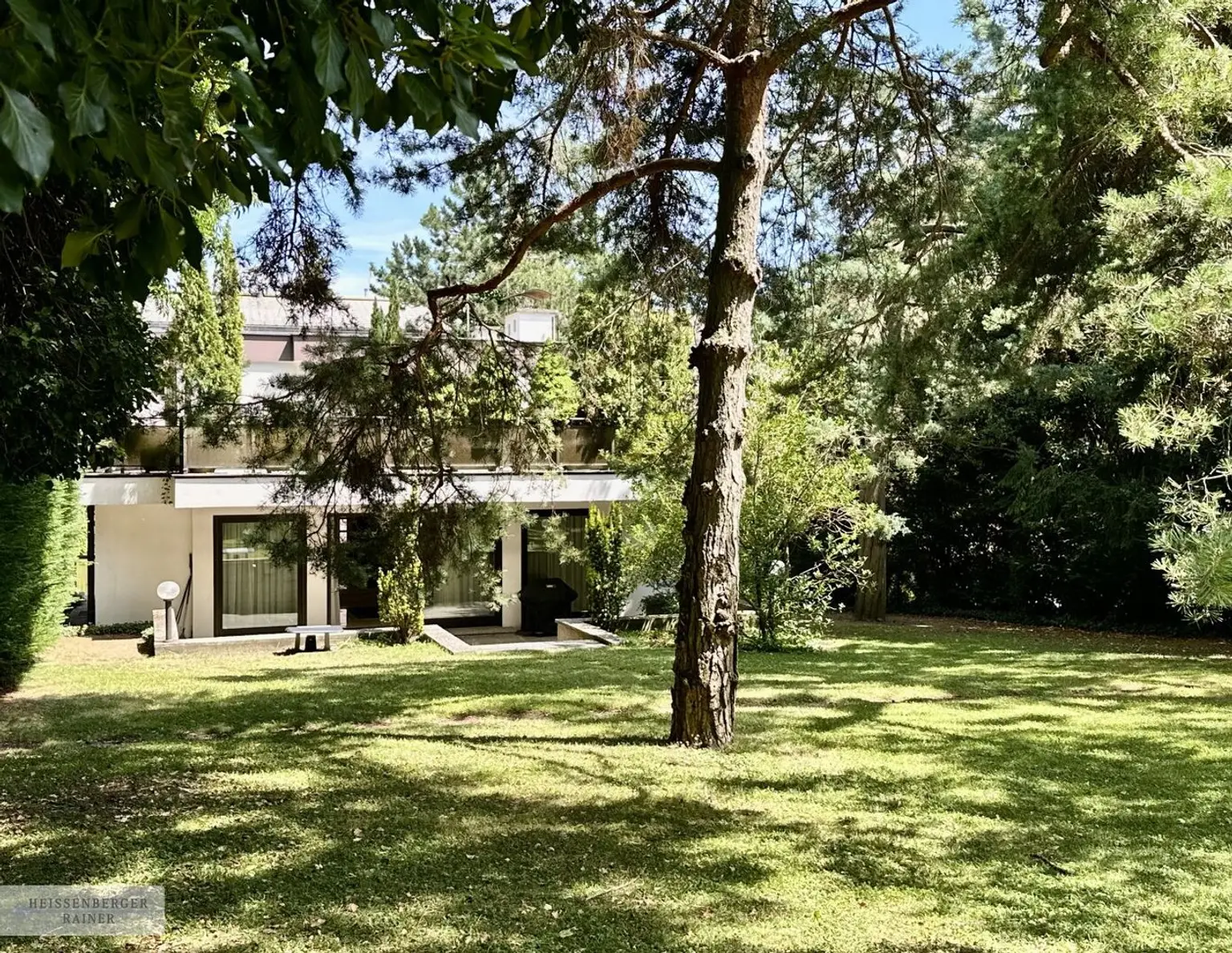 REPRÄSENTATIV, SEHR PRIVAT, VOLLMÖBLIERT /// NEUBAUVILLA MIT GROSSEM GARTEN IN DORNBACH
