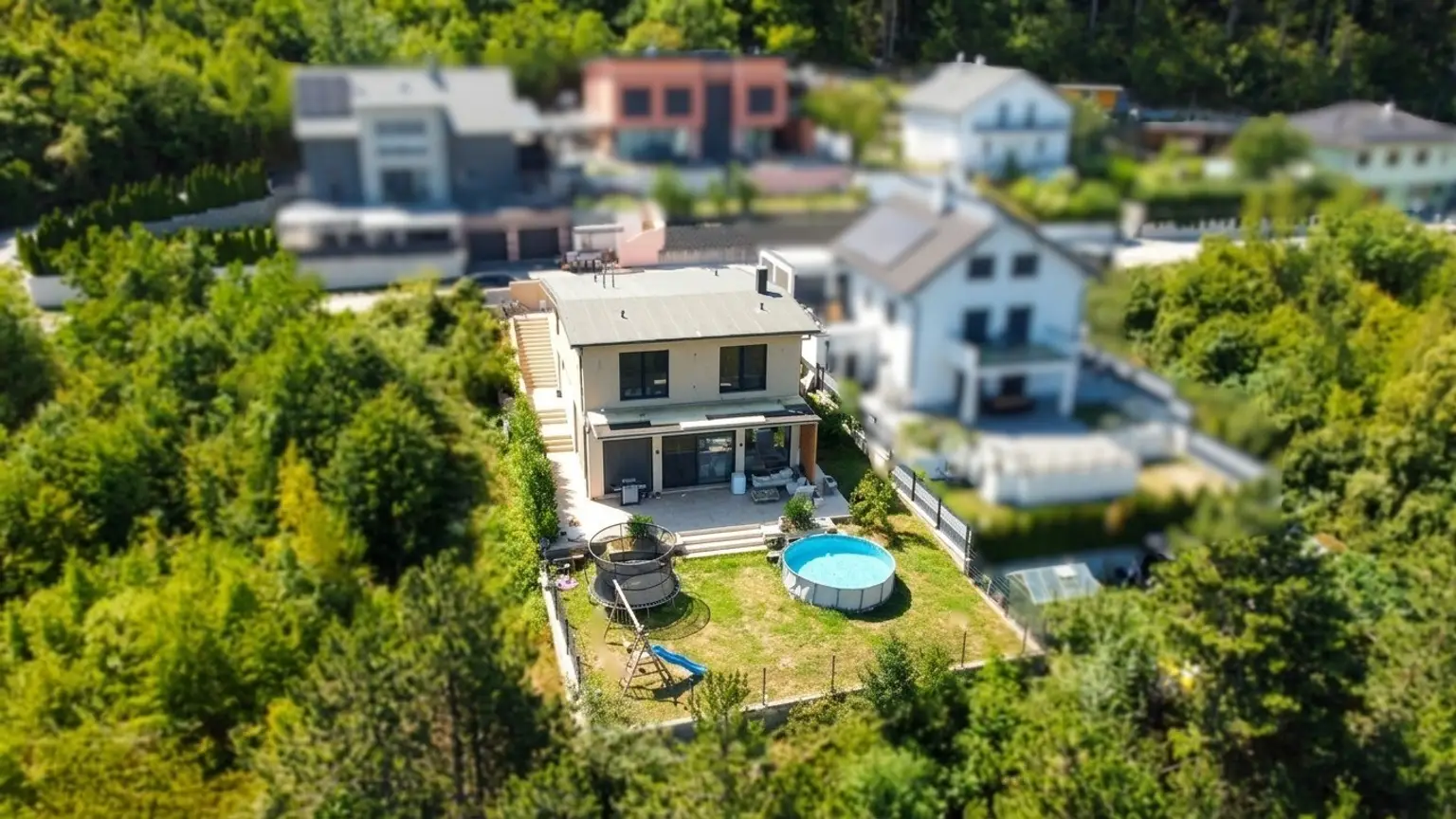 Großzügiges Wohnen in Hanglage: Modernes Haus mit viel Freiraum