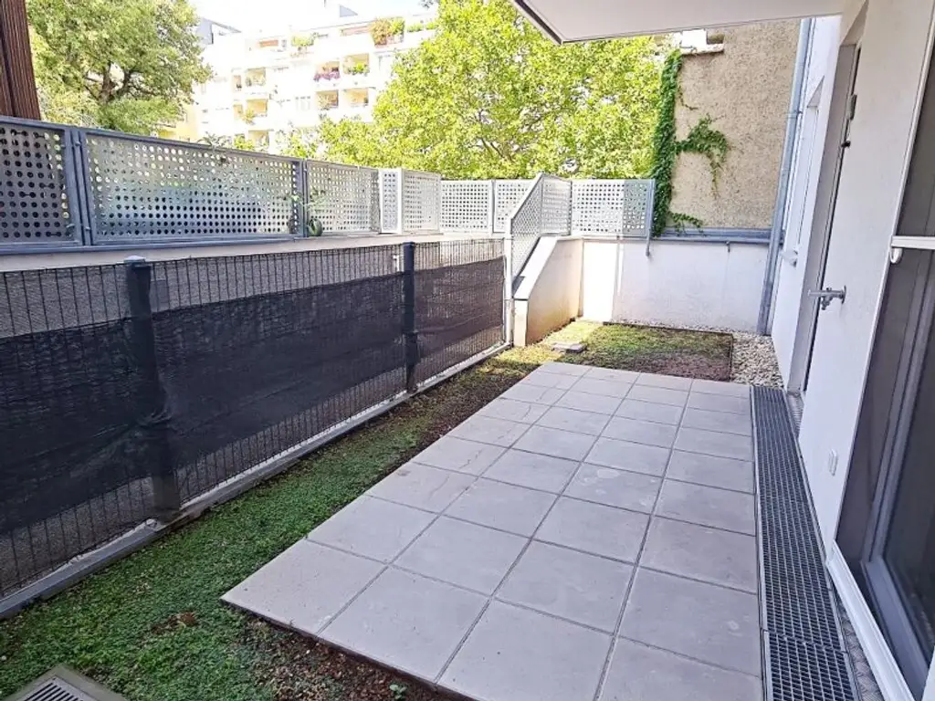 EIGENGARTEN, LORYSTRASSE, 75 m2 Neubau mit 23 m2 Garten, 2 Zimmer, Wohnküche, Wannenbad, Parketten, 1. Liftstock