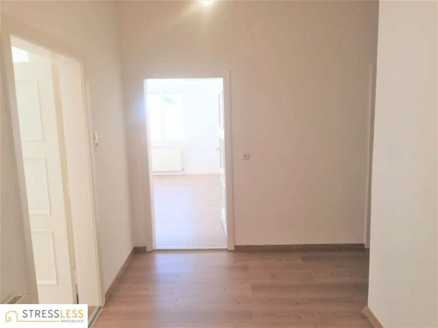 Licht durchflutete 3 Zimmer Wohnung mit verglaster Loggia und kleinem Balkon in zentraler Ruhelage von Korneuburg