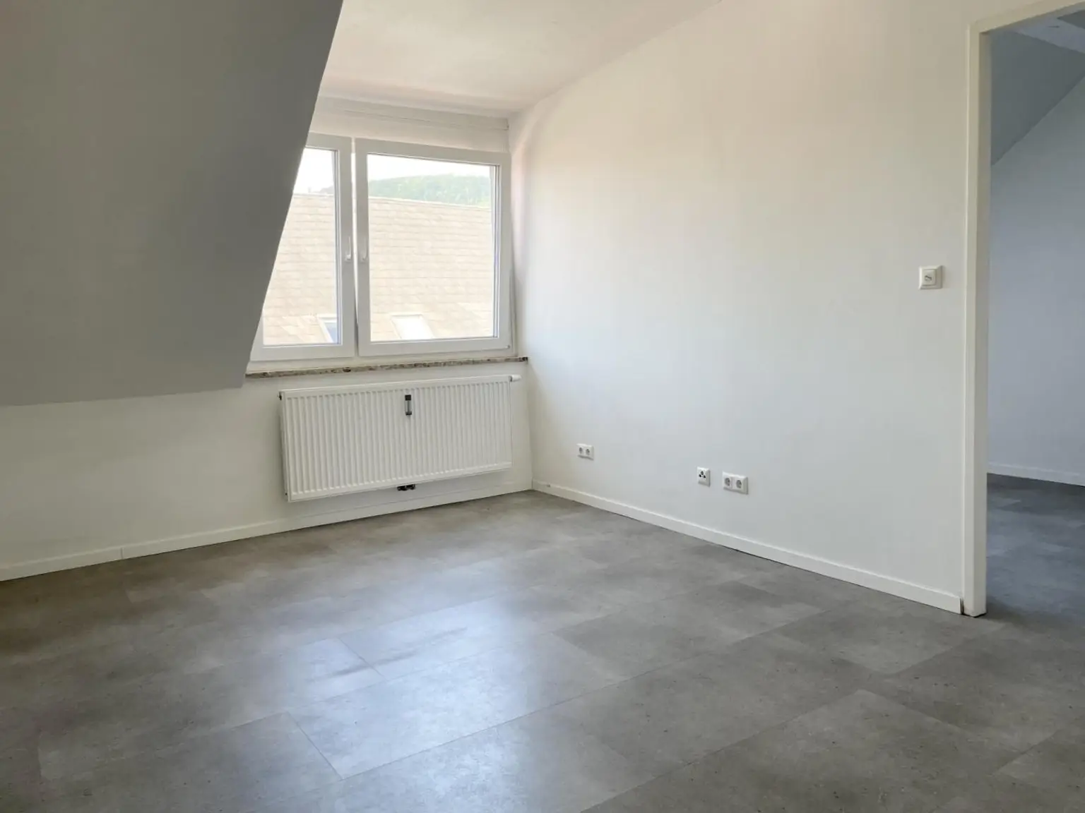Modern sanierte Dachgeschosswohnung mit hochwertiger Klimaanlage