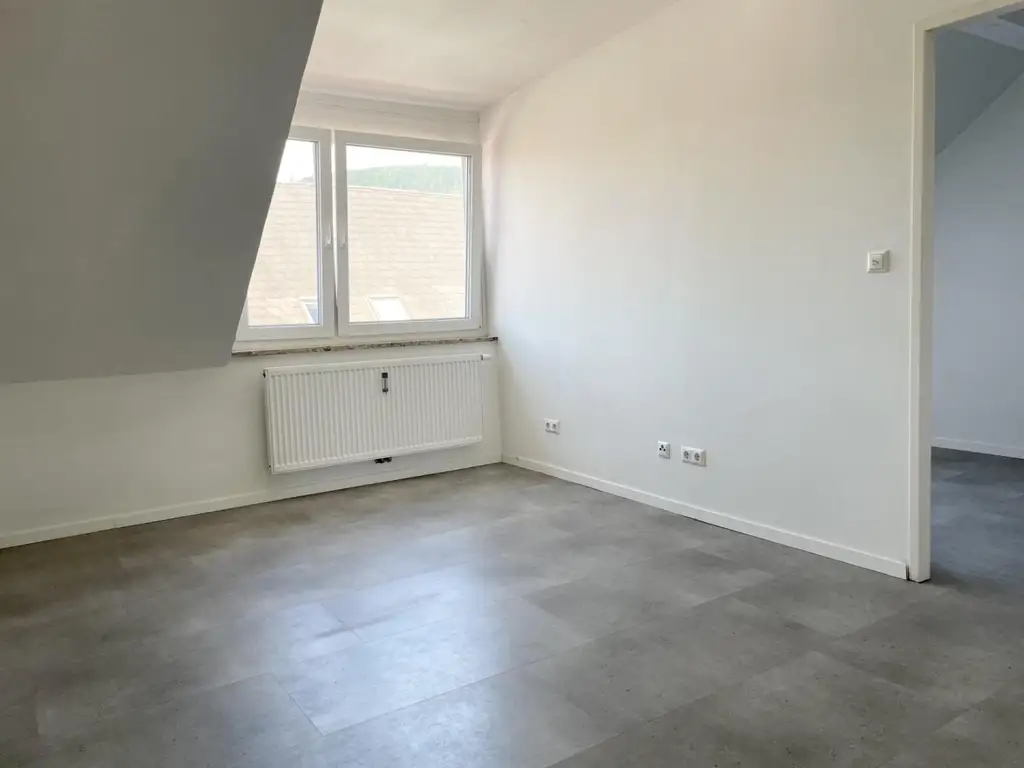 Modern sanierte Dachgeschosswohnung mit hochwertiger Klimaanlage