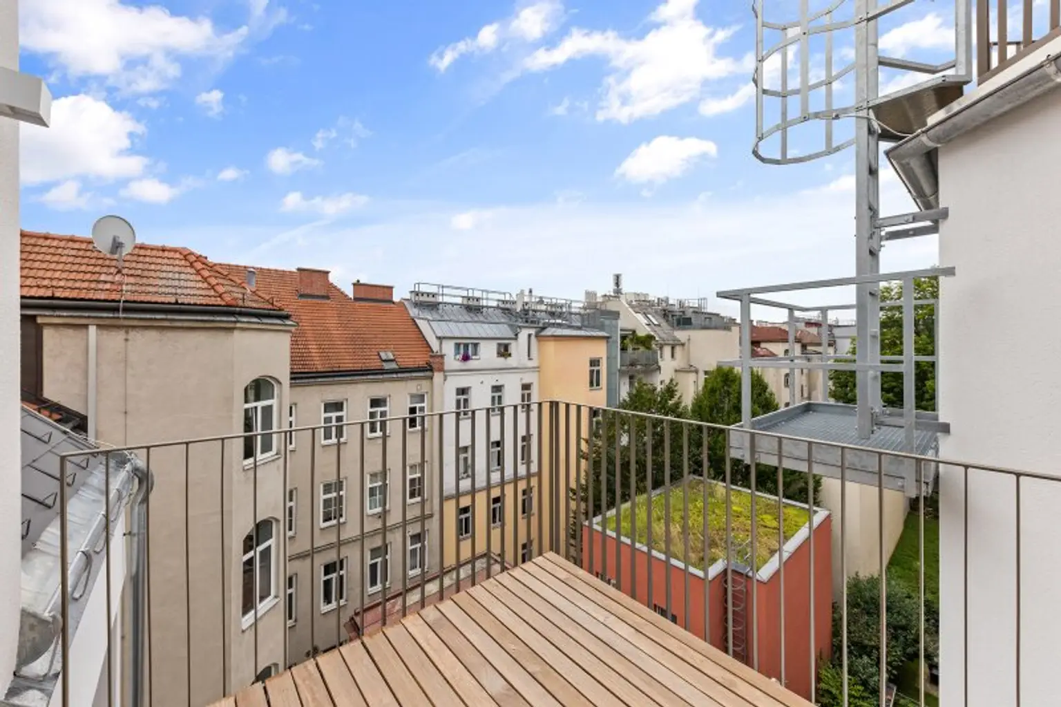 3-Zimmer-Dachgeschosswohnung (Massivbauweise) mit Balkon in generalsaniertem Altbau