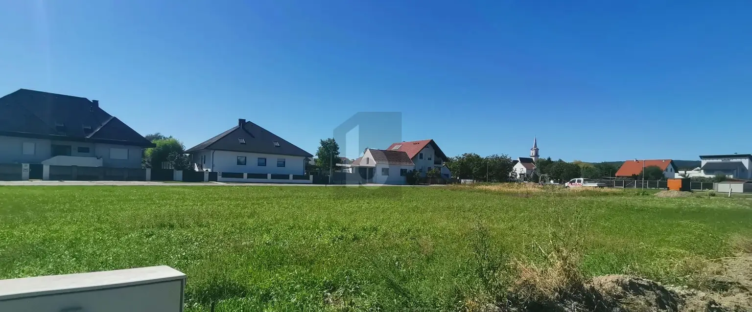 RUHIG GELEGEN - BIS ZU ACHT WOHNEINHEITEN MÖGLICH