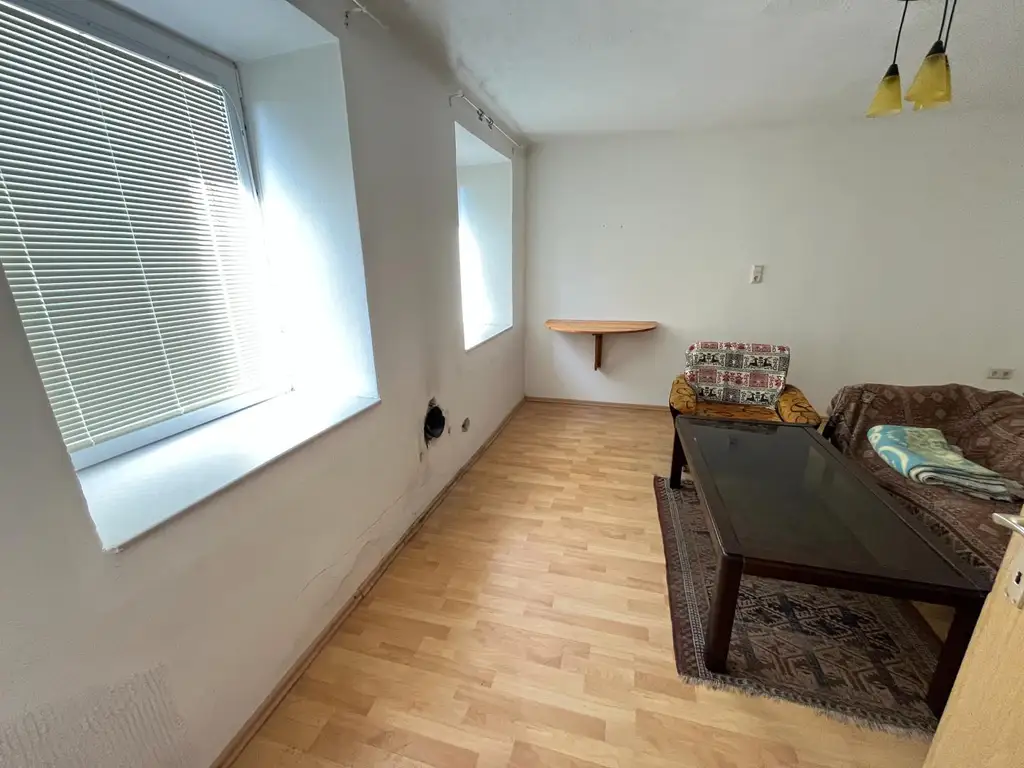 Renovierungsbedürftiges Haus mit Garten