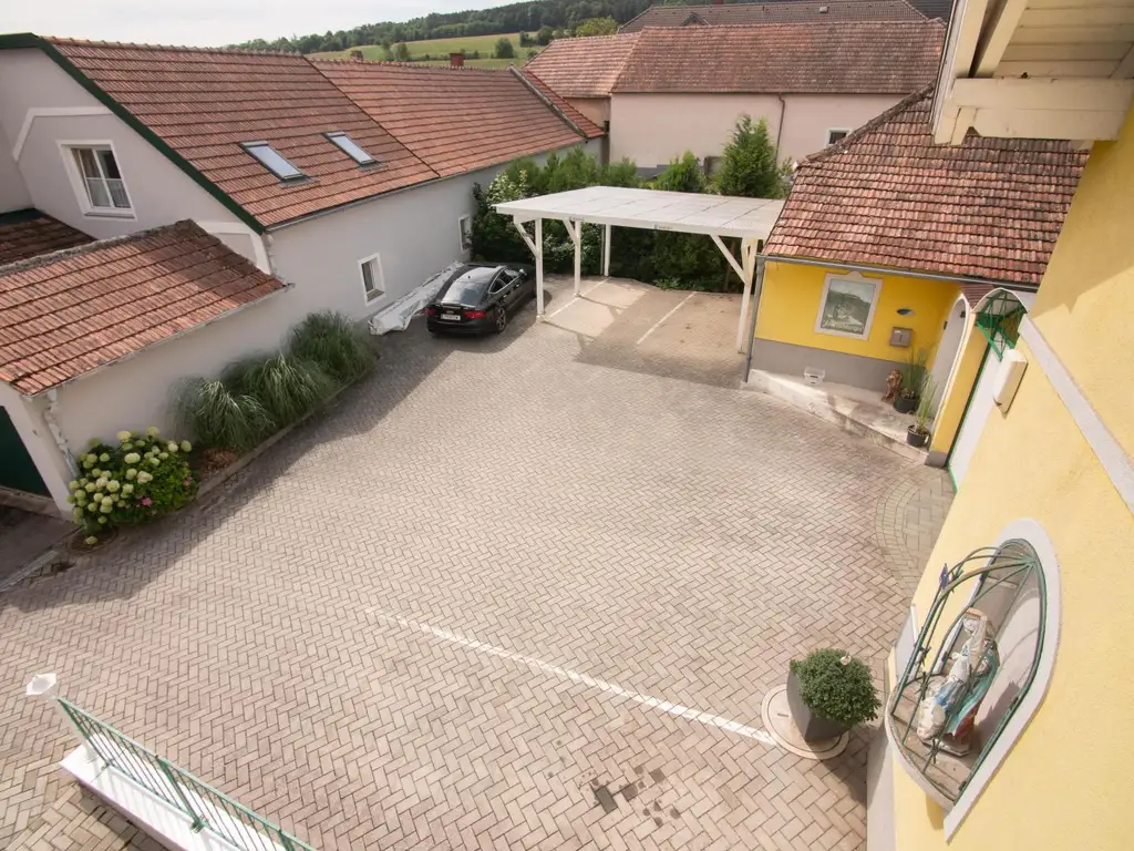 Großes Wohnhaus mit Heurigenlokal / 5 Gästezimmern und einem Miethaus