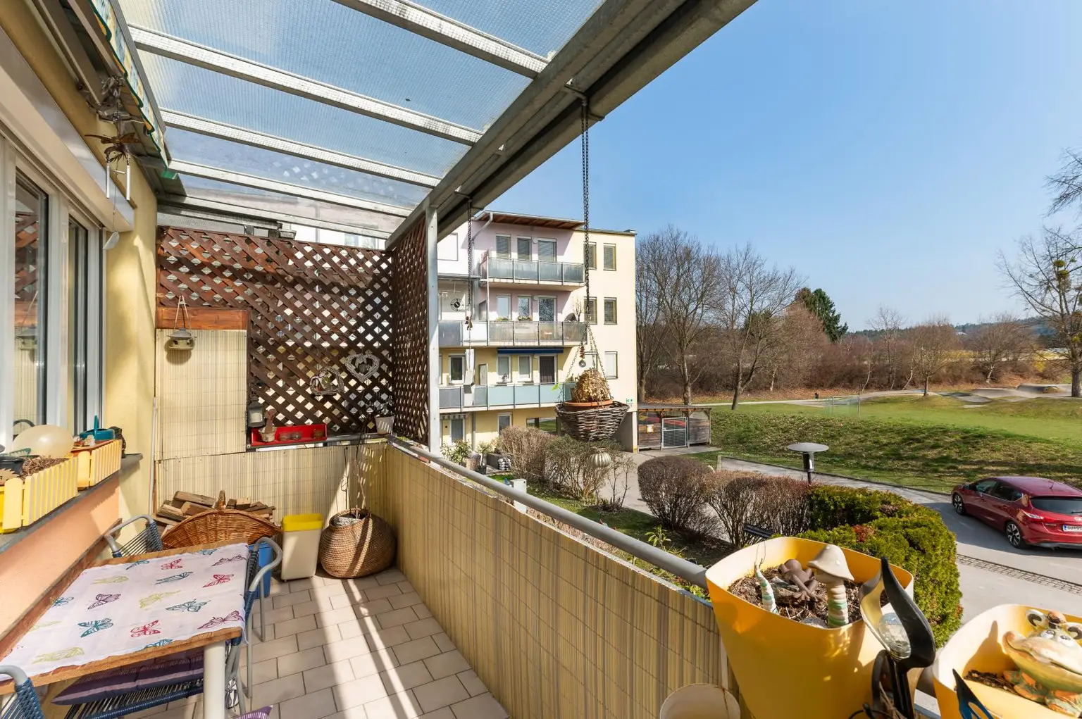 Sonniger überdachter Balkon 1. OG