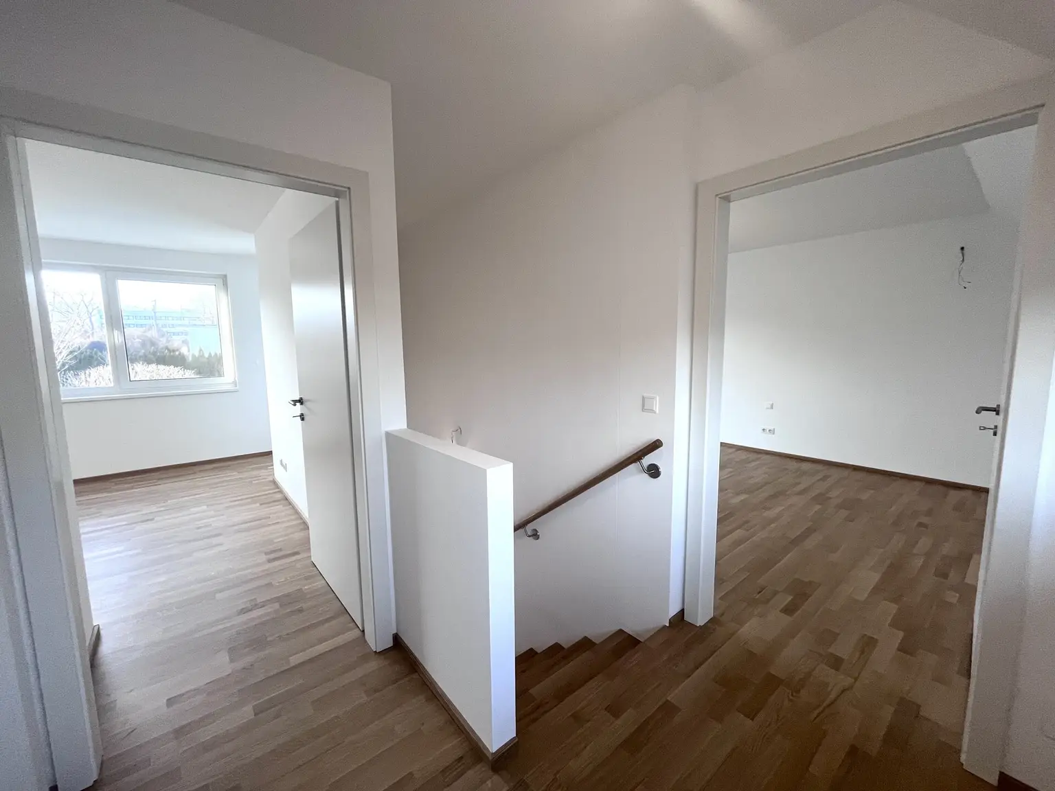 Erstbezug !! Traumhafte Doppelhaushälfte , Wohnkeller  mit Garten und 2 Stellplätzen!