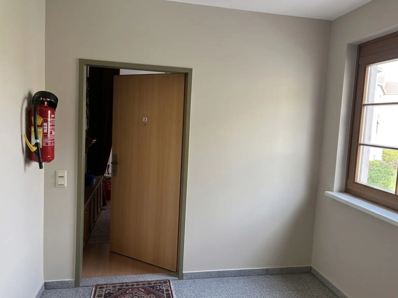 Eingang Wohnung(Wand mit KI heller gemacht)