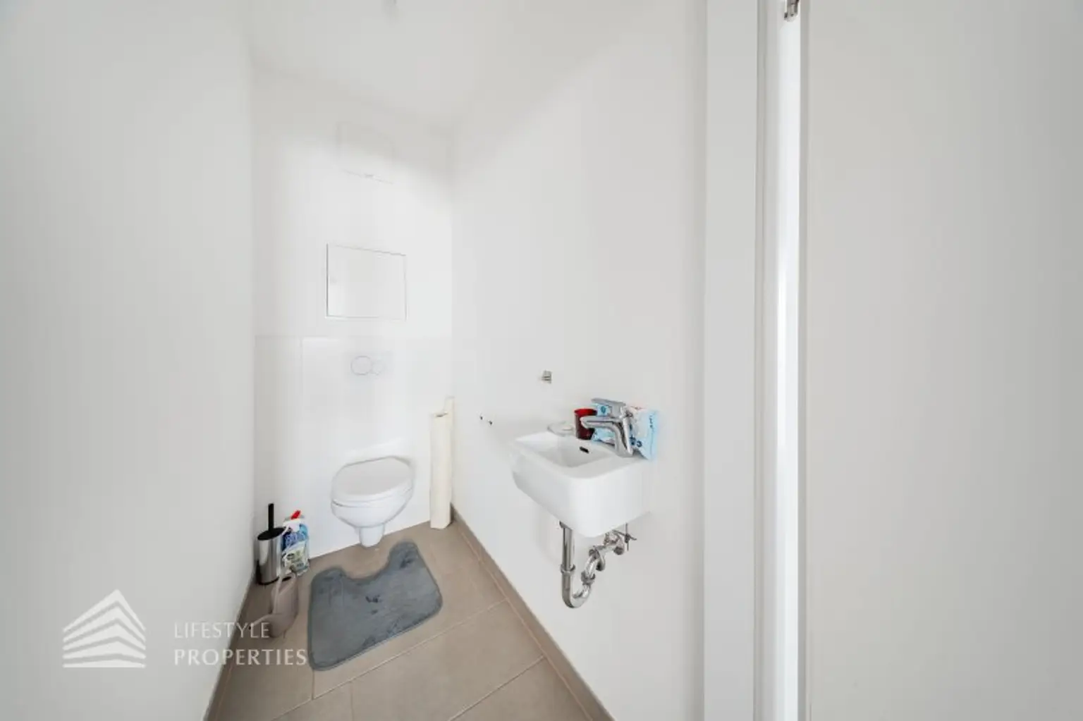 Modernes City-Living bei der UNO-City Exklusive 3-Zimmer-Wohnung mit zwei Loggien