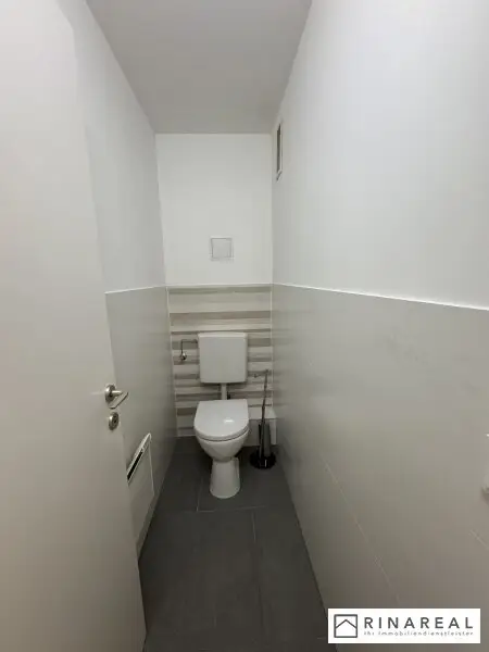 Großzügige und helle 2 Zimmer Wohnung im Dachgeschoss | ca. 63 m² | Klimaanlage | zzgl. PKW-Stellplatz | Friedrich Schiller-Straße