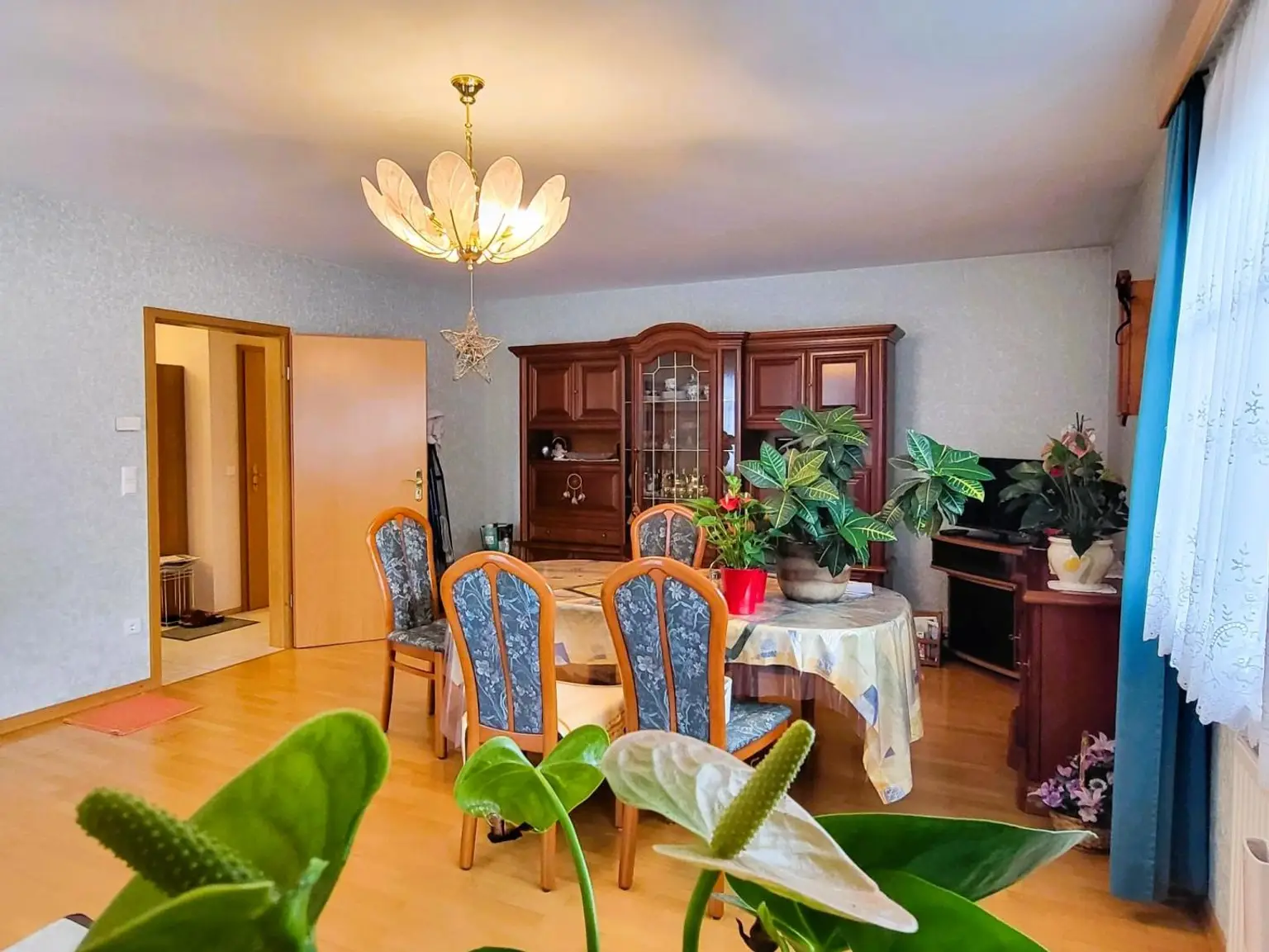 GUT GELEGENES HAUS MIT PFLEGELEICHTEM GARTEN IN BRUNN AM GEBIRGE