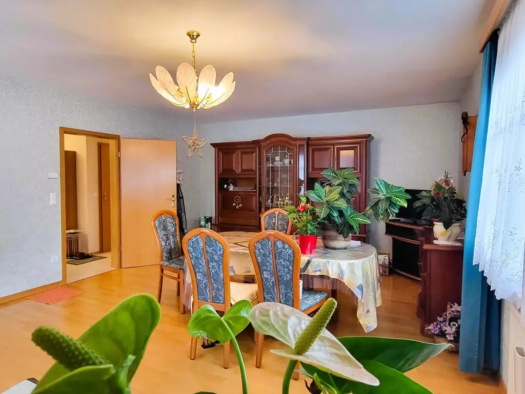 GUT GELEGENES HAUS MIT PFLEGELEICHTEM GARTEN IN BRUNN AM GEBIRGE