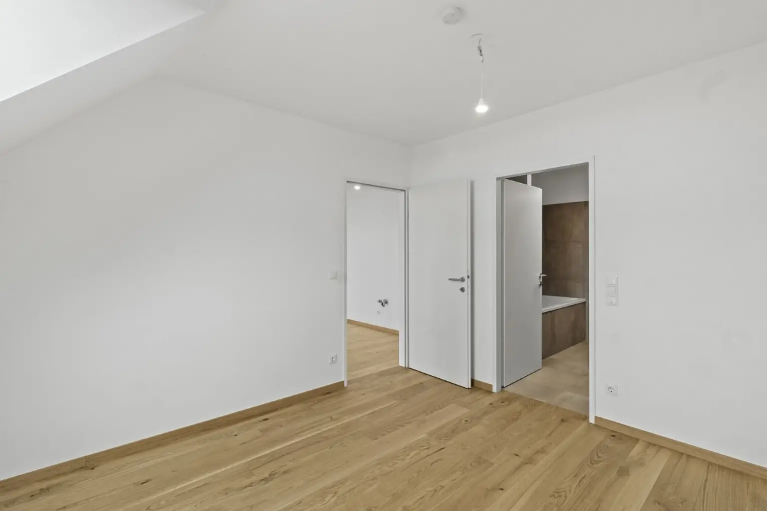 J | ++ EXKLUSIV++ Dachgeschoss mit VIER Zimmern & ZWEI Balkonen ++ | Prima Service Immobilien