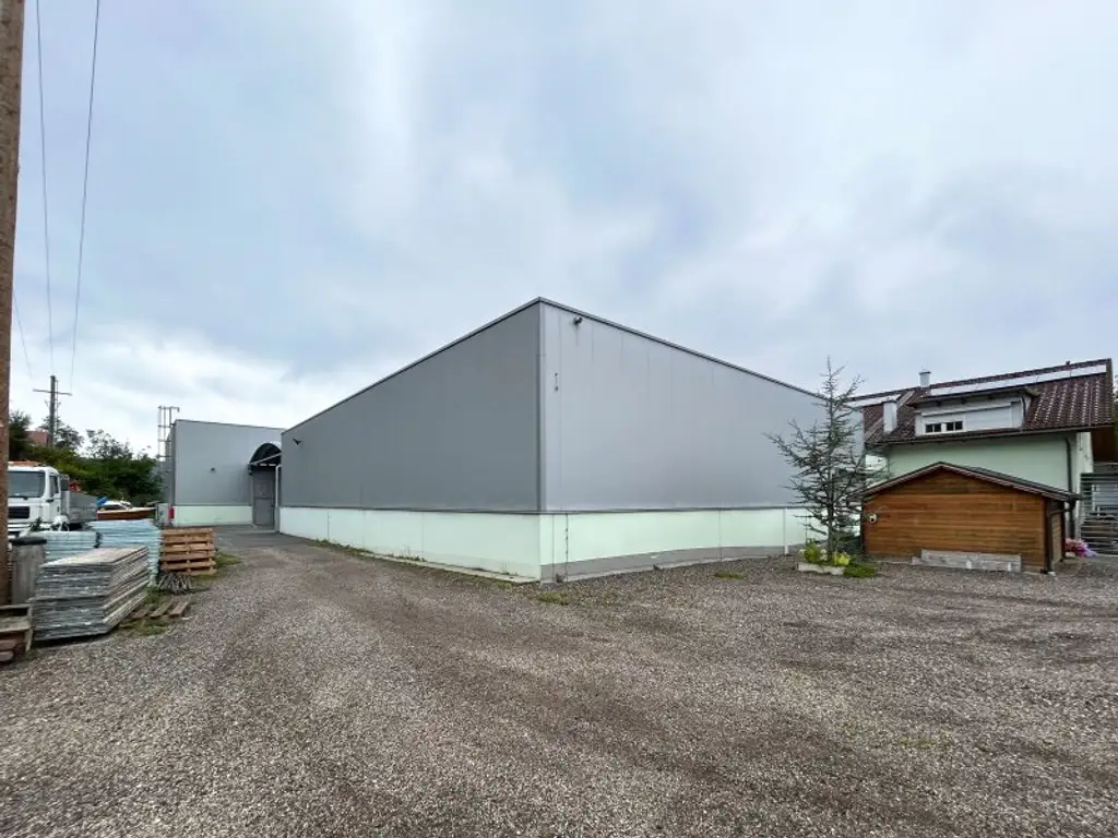 Moderne Gewerbehalle mit Büroflächen in Pinsdorf zu mieten!