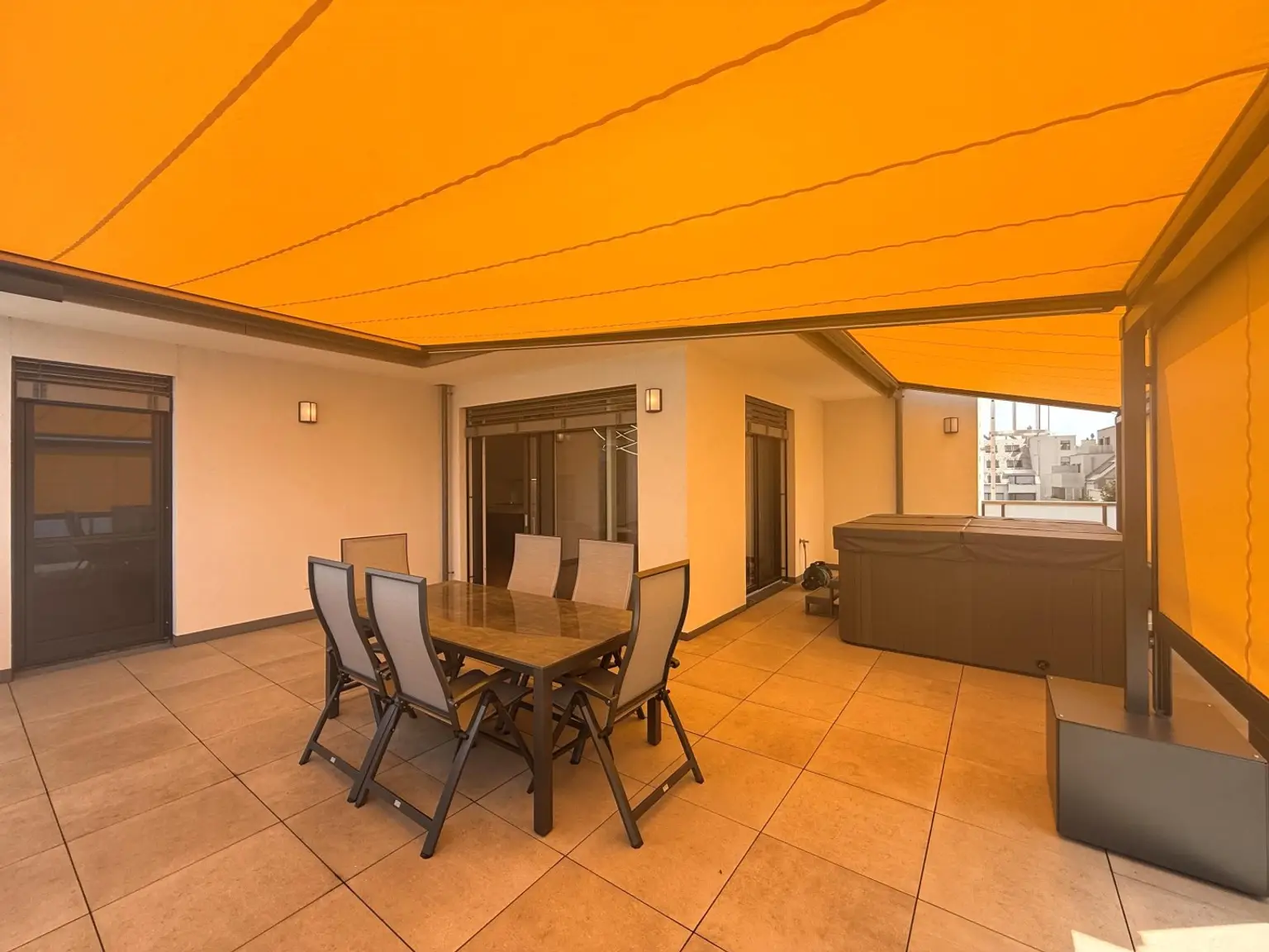 Luxus Penthouse mit Outdoor-Jacuzzi wird komplett möbliert vermietet // Luxury penthouse with outdoor Jacuzzi available for rent, fully furnished //