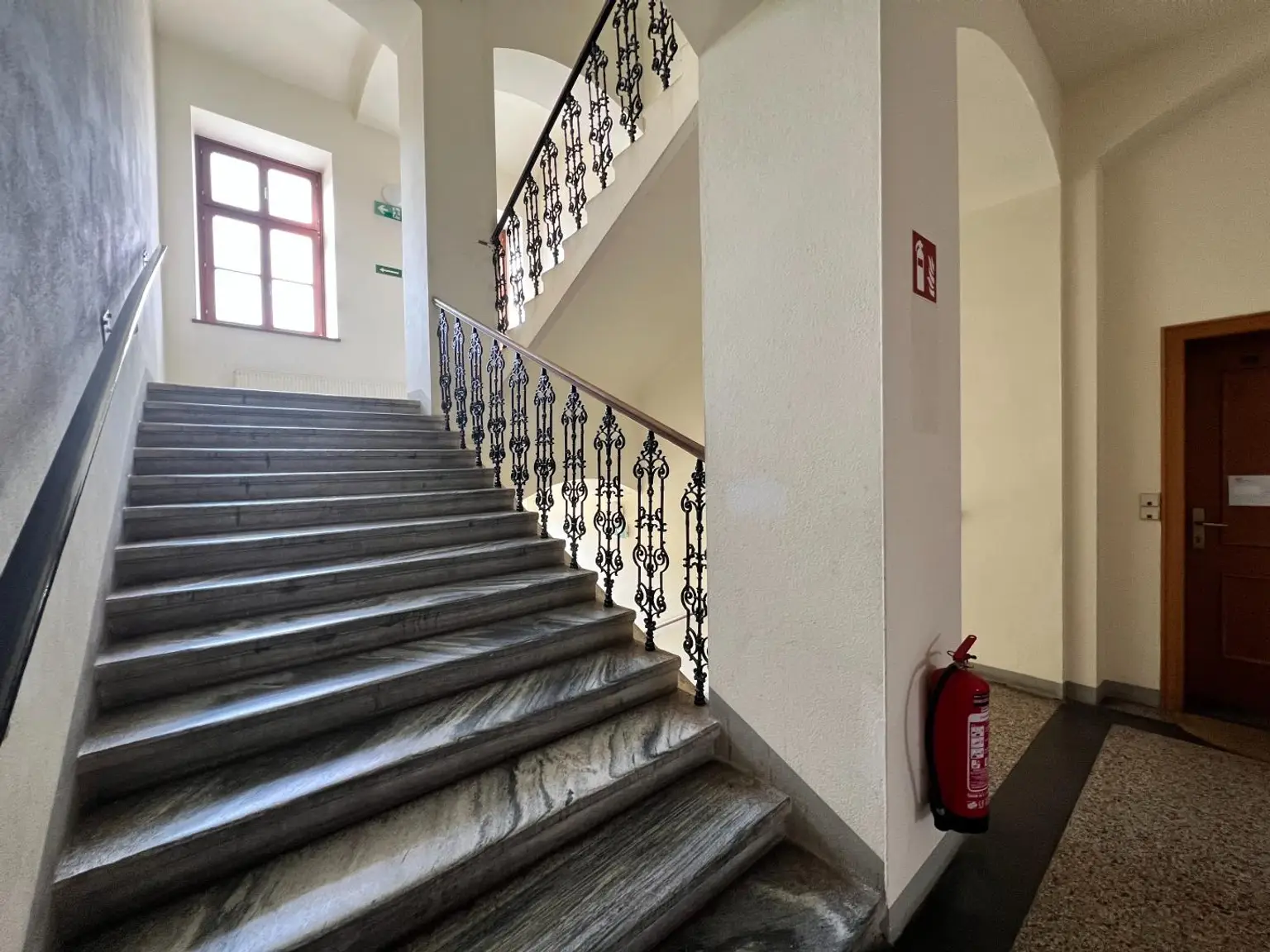 Charakteristisches Zinshaus im Ortszentrum