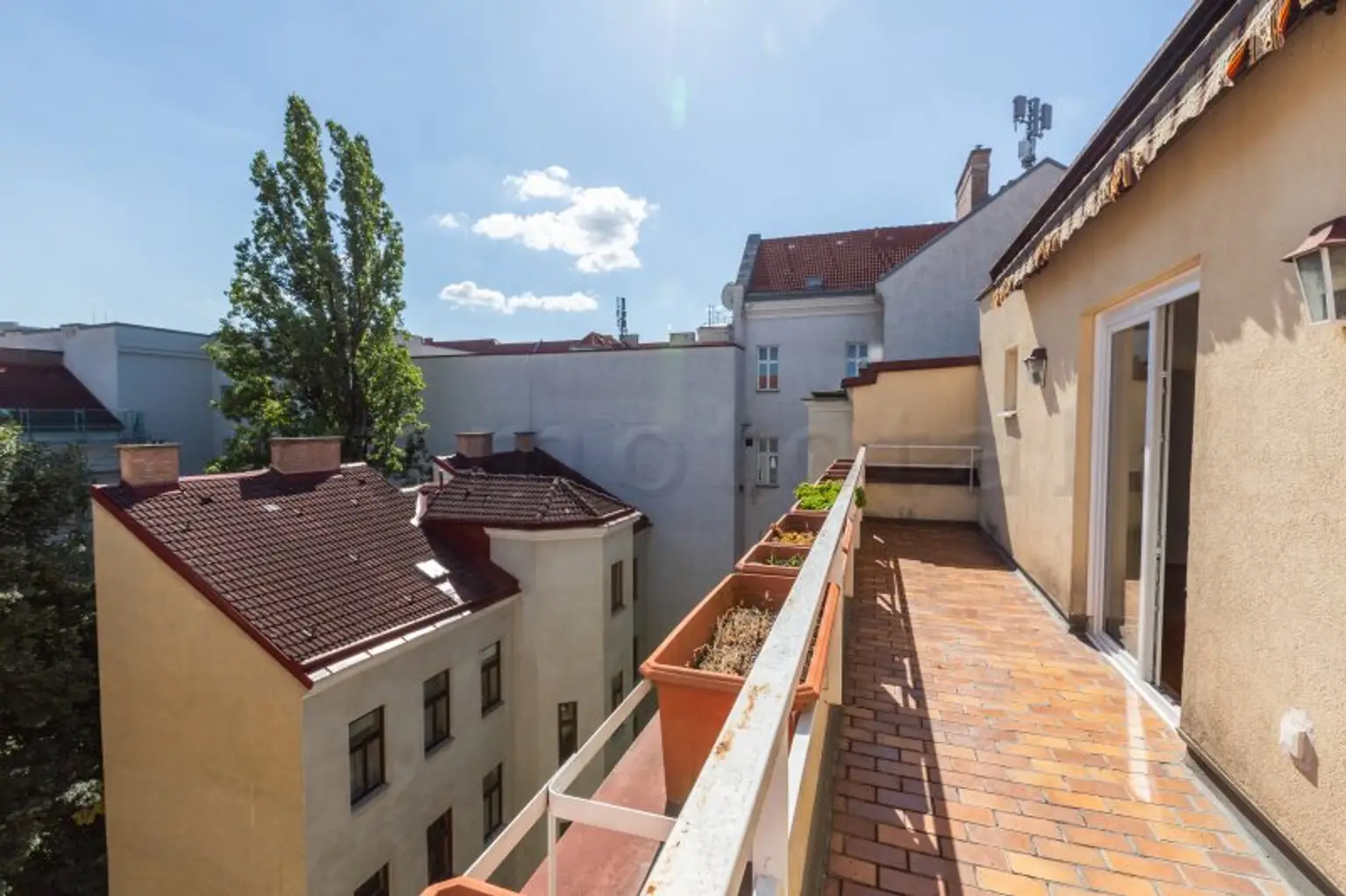Rainergasse: Sonnige Dachgeschosswohnung mit 12 m2 Südterrasse und optionalen KFZ-Stellplätzen