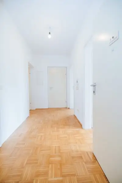 LOGGIA I LICHTDURCHFLUTET I PARKETT I ABSOLUTE RUHELAGE I BADEWANNE I AB SOFORT I PROJEKT WOHNEN I
