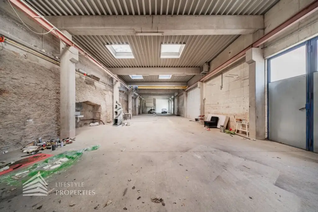 Attraktives Gewerbejuwel: Lagerhalle + Büroflächen mit Photovoltaik direkt am Bahnhof