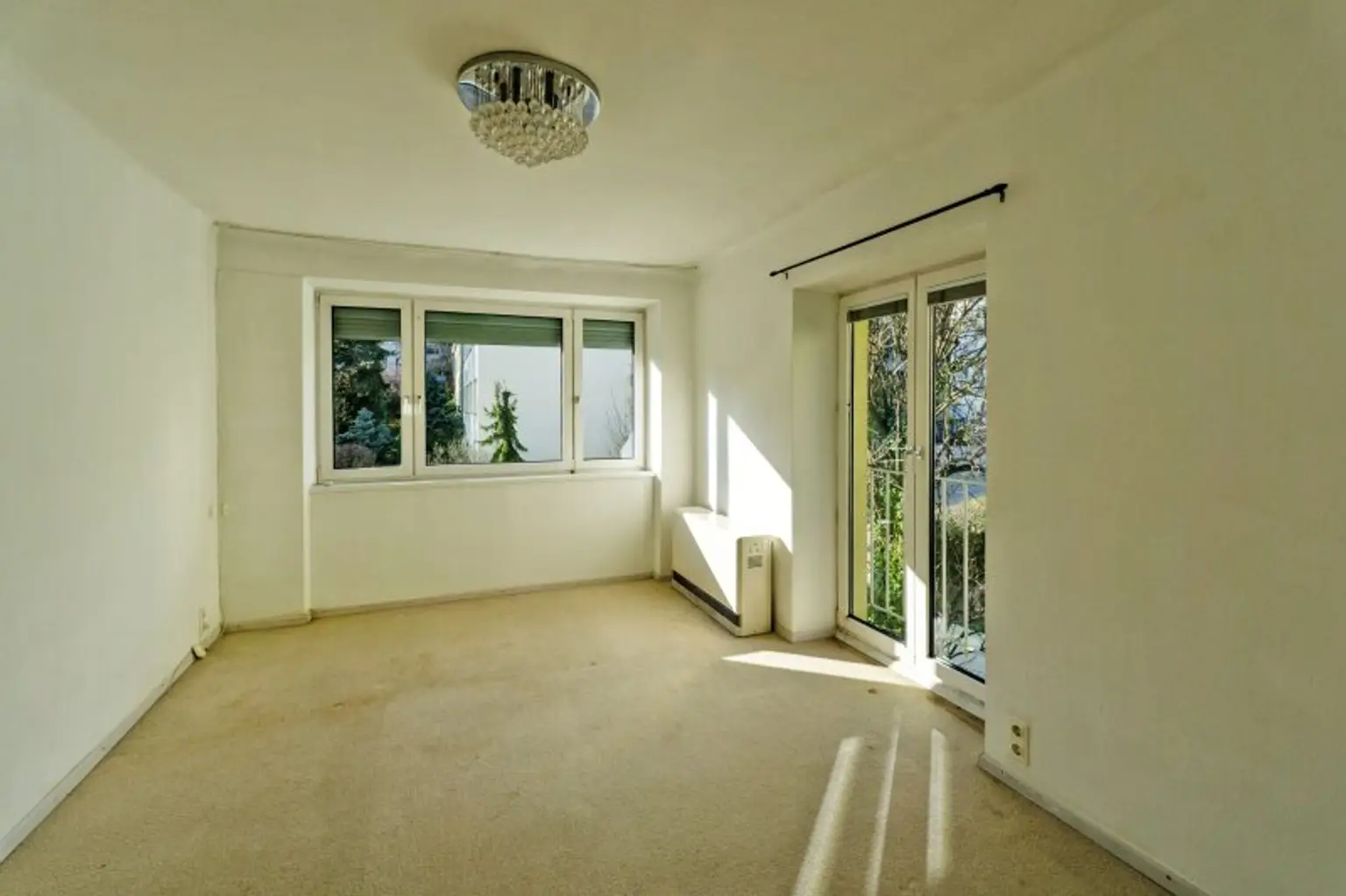 Wohnzimmer mir französischem Fenster