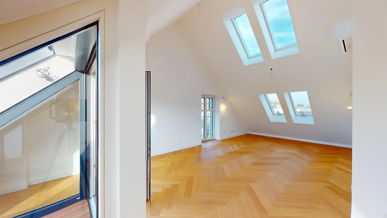 Traumhafte Dachwohnung im Hietzinger Cottage I Altbaujwel