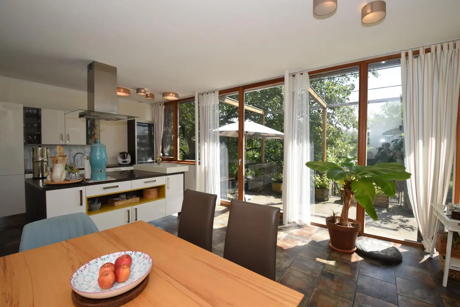 Esszimmer und Küche mit Terrassenzugang