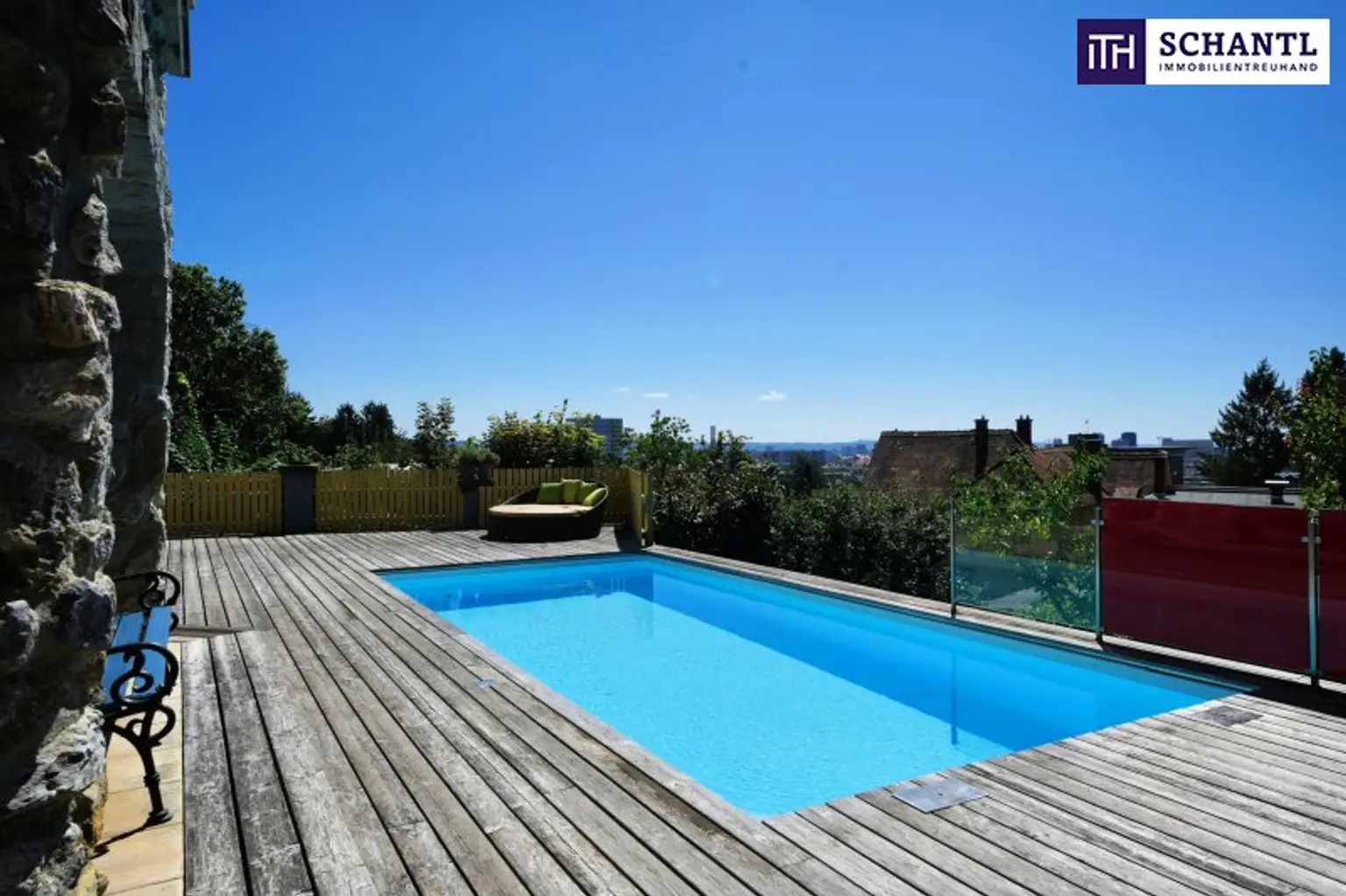 RIESIGER POOLBEREICH MIT AUSBLICK ÜBER GRAZ!! Exklusives Einfamilienhaus in Eggenberg mit Pool, XXL-Terrasse & Traumgarten – Ihre private Oase in Graz!