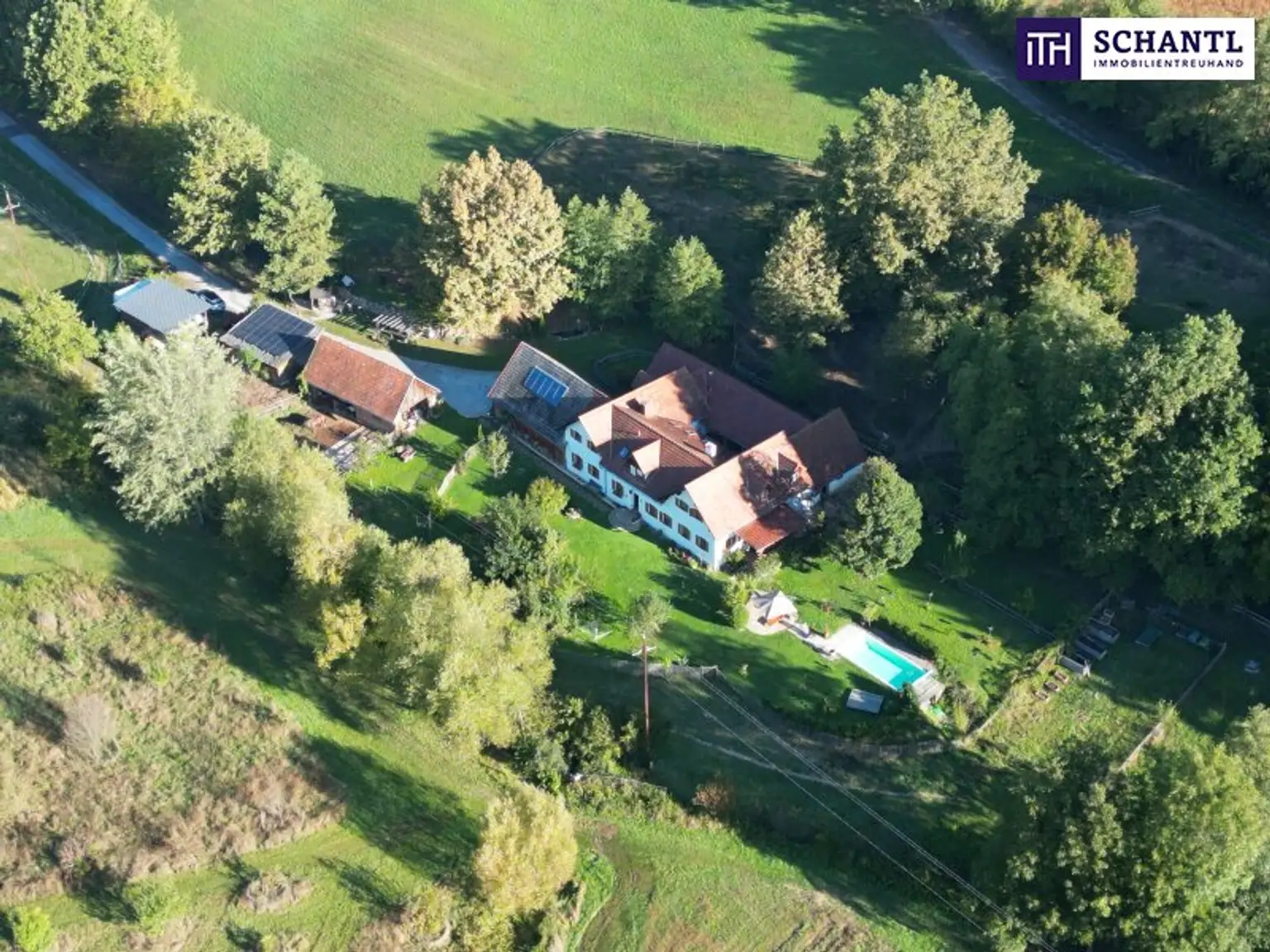 SENSATIONELLES JUWEL! Exklusiver Vierkanthof im Thermenland Steiermark – Wohnen, Reiten & Leben mit Pool und Natur!