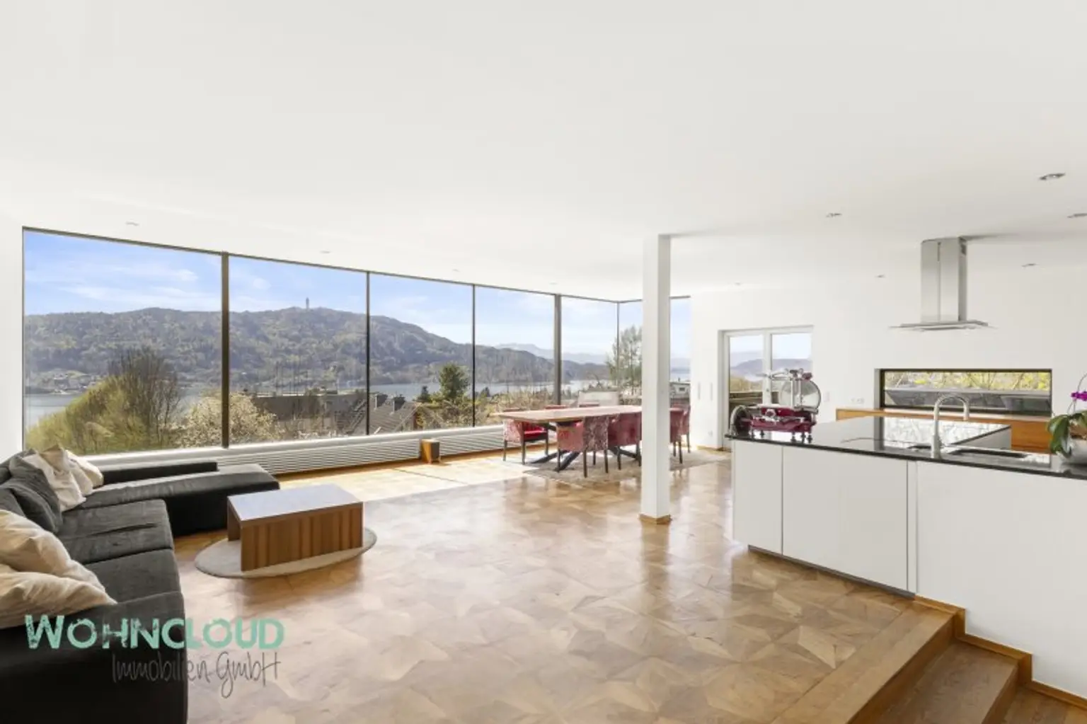 WOHN/ESSBEREICH MIT OFFENER KÜCHE