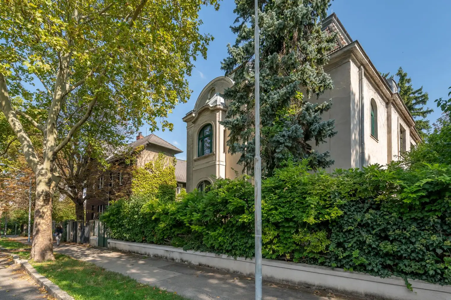WOHNUNG IN ALTBAU-VILLA | EIGENGARTEN | SANIERUNGSBEDÜRFTIGES JUWEL