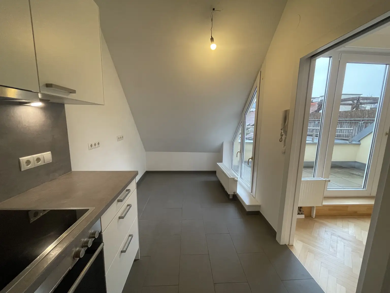 UNBEFRISTET: Klimatisierte, ruhige Dachgeschosswohnung