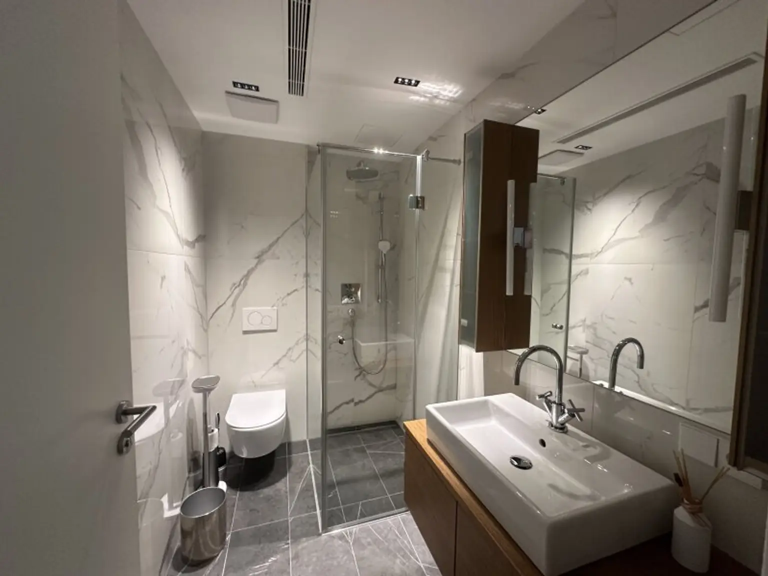 LUXUS GARTENWOHNUNG mit 300 m² Privatgarten im 1190 Wien + Pool und Gym