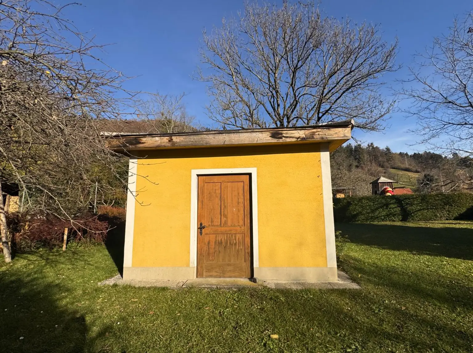 Sanierungsbedürftiges Mehrfamilienhaus mit großem Grundstück und hoher Bebauungsdichte