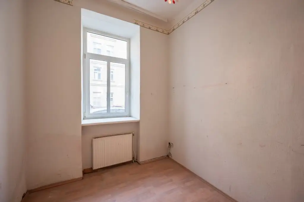 ++NEU++ Renovierungsbedürftige 4-Zimmer Altbauwohnung im Erdgeschoss!