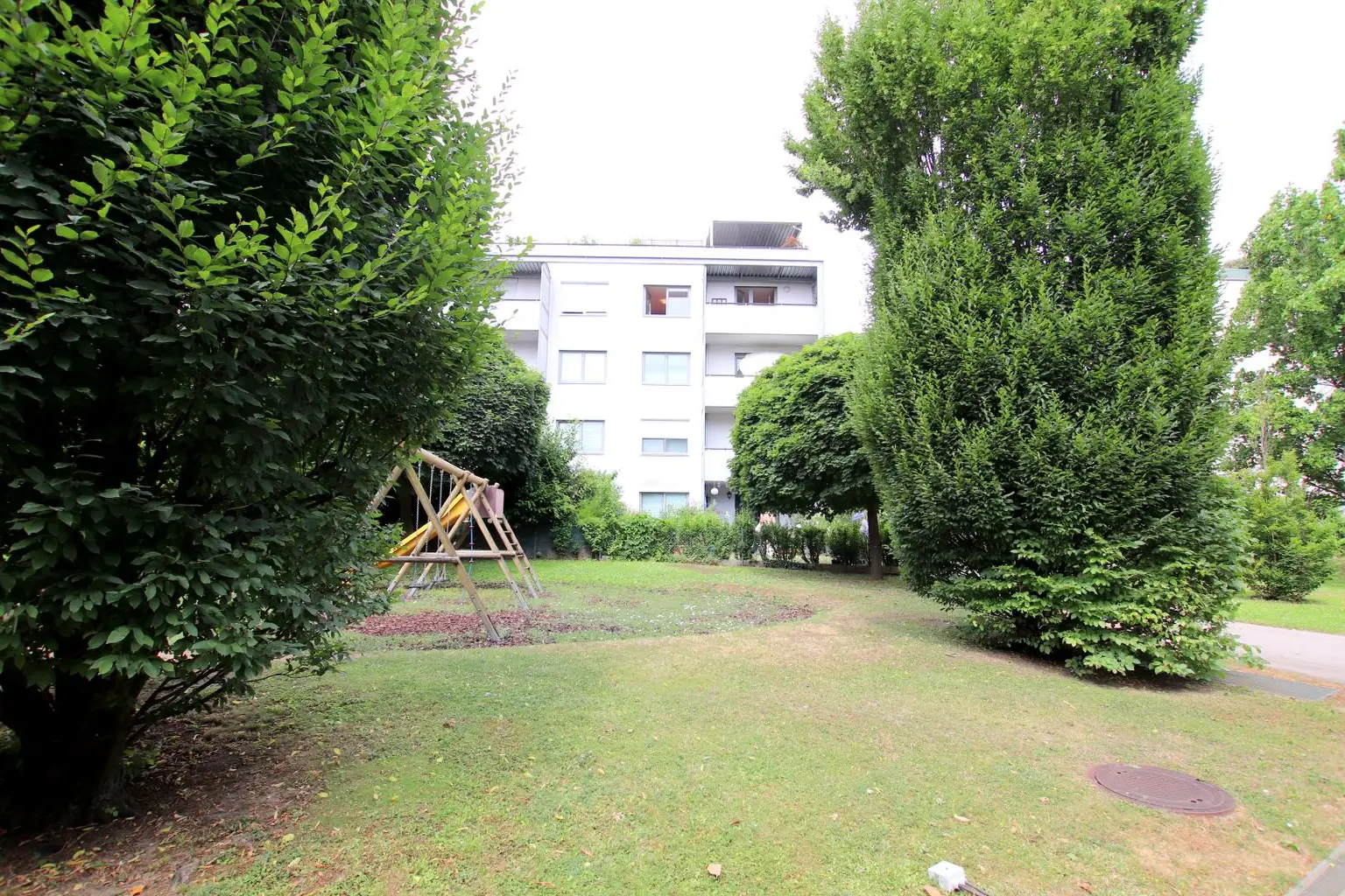 Perfekte 3-Zimmer Wohnung mit Balkon und Garagenplatz, ruhig, vollmöbliert