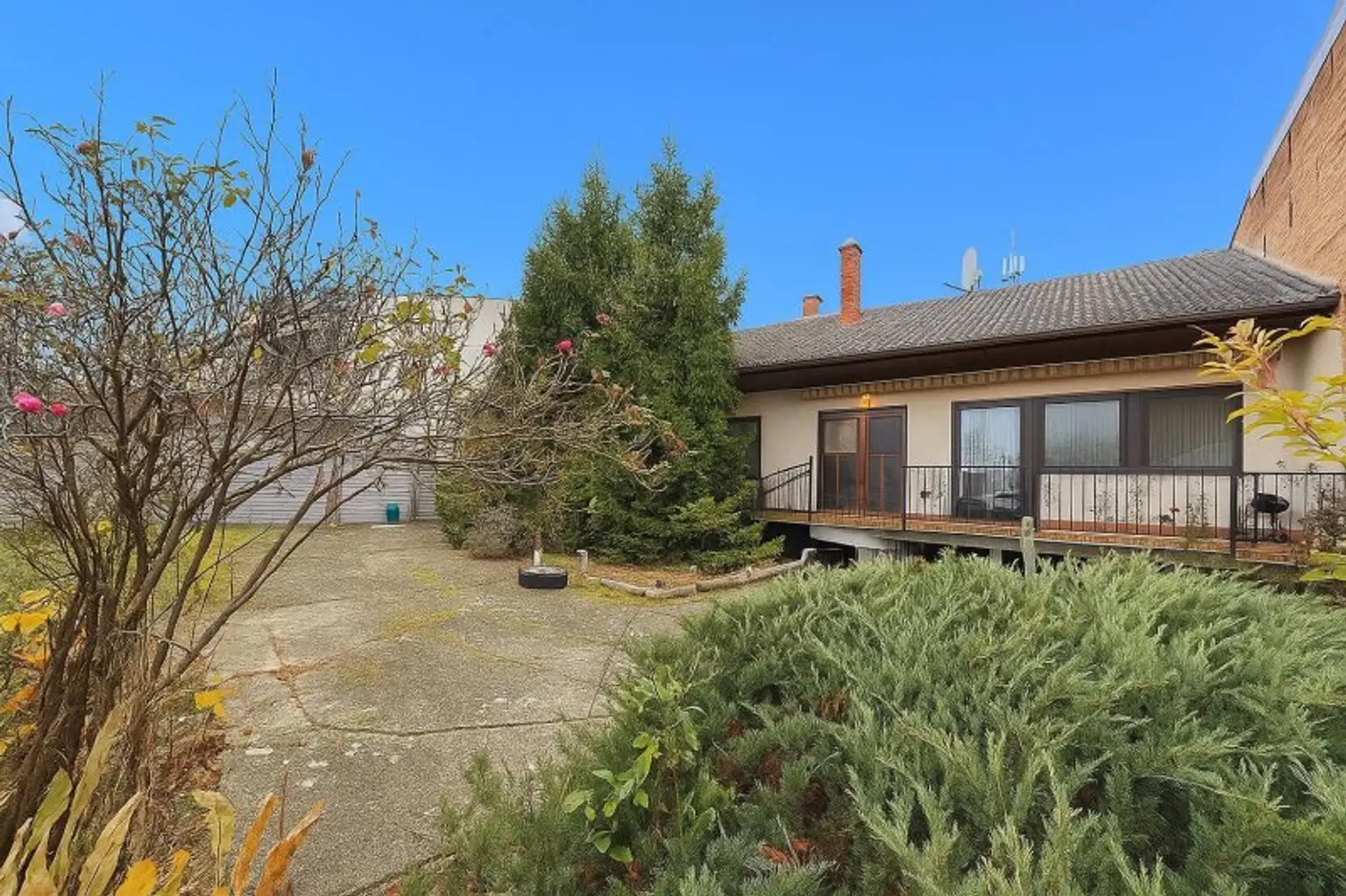 EINFAMILIENHAUS MIT VIEL POTENZIAL I GRÜNRUHELAGE I großzügiger Garten mit Swimming-Whirlpool I Infrarotkabine I Garage mit 3 Stellplätzen I Weinkeller