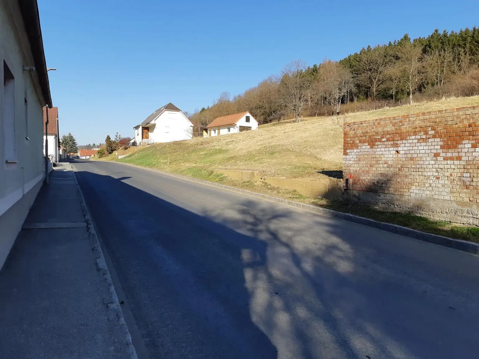 Straßenansicht seitlich
