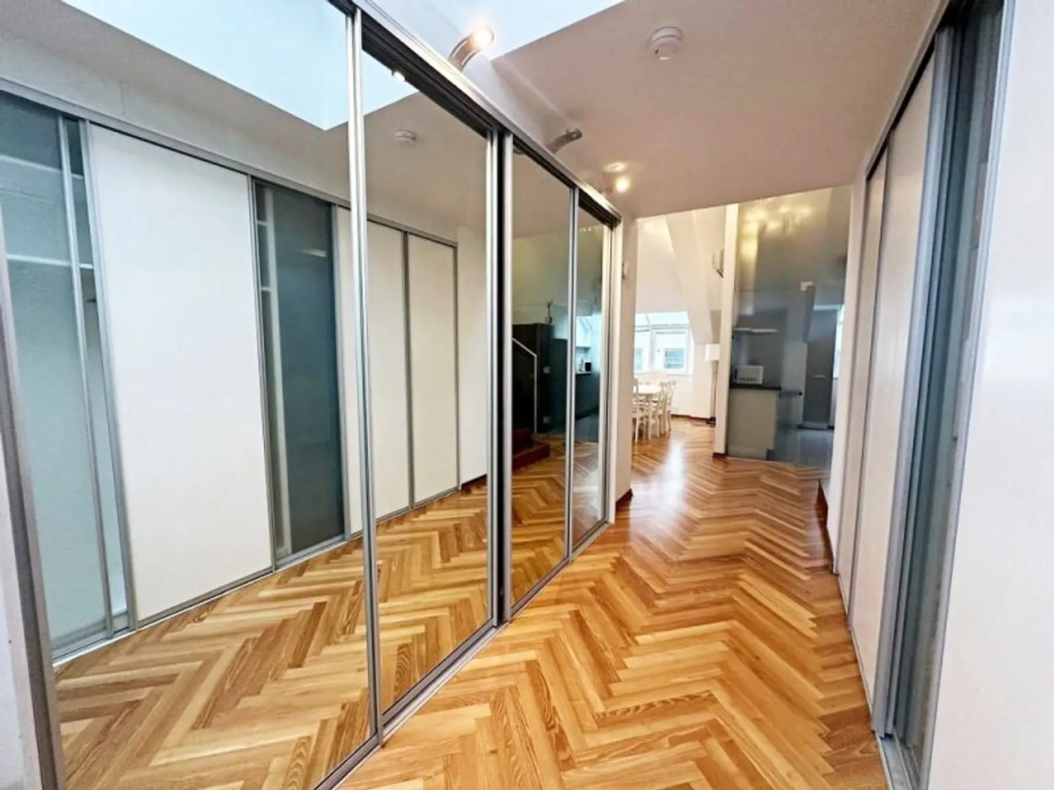 STAATSOPER-BLICK, klimatisiertes 110 m2 Dachgeschoss mit 20 m2 Terrasse, 3 Zimmer, Extraküche, 2 Bäder, Möblierung möglich